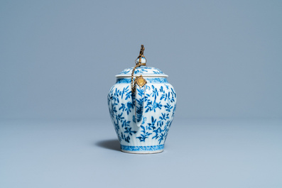 Une th&eacute;i&egrave;re couverte en porcelaine de Chine en bleu et blanc &agrave; monture dor&eacute;e, Kangxi