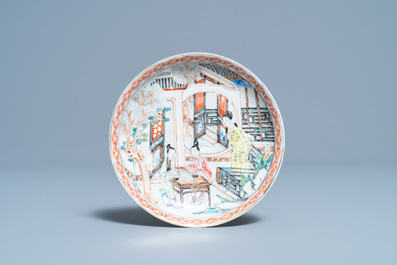 Een fijne Chinese famille rose kop en schotel met 'mandarijns' decor, Yongzheng/Qianlong