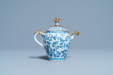Une th&eacute;i&egrave;re couverte en porcelaine de Chine en bleu et blanc &agrave; monture dor&eacute;e, Kangxi
