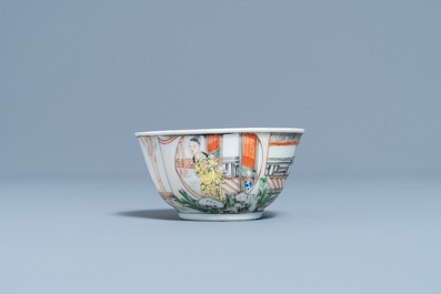 Een fijne Chinese famille rose kop en schotel met 'mandarijns' decor, Yongzheng/Qianlong