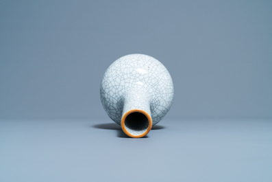 A Chinese monochrome crackle-glazed bottle vase, 19th C.