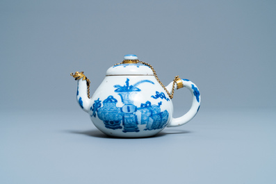 Une th&eacute;i&egrave;re couverte en porcelaine de Chine en bleu et blanc &agrave; monture dor&eacute;e, marque de Jiajing, Kangxi