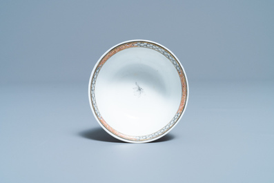 Une tasse et soucoupe en porcelaine de Chine grisaille, Yongzheng