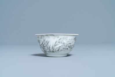Une tasse et soucoupe en porcelaine de Chine grisaille, Yongzheng