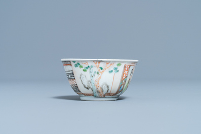 Een fijne Chinese famille rose kop en schotel met 'mandarijns' decor, Yongzheng/Qianlong