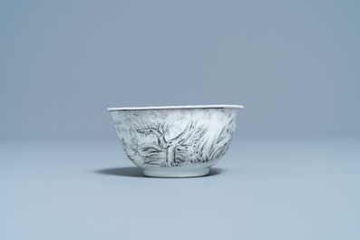 Une tasse et soucoupe en porcelaine de Chine grisaille, Yongzheng