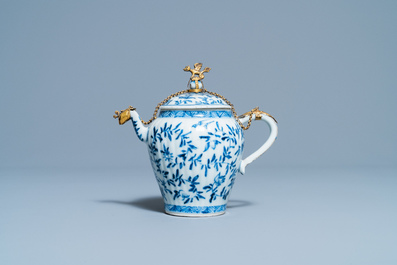 Une th&eacute;i&egrave;re couverte en porcelaine de Chine en bleu et blanc &agrave; monture dor&eacute;e, Kangxi