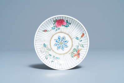 Een Chinese famille rose kop en schotel met floraal decor, Yongzheng