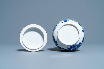 Un br&ucirc;le-parfum couvert en porcelaine de Chine en bleu et blanc, Kangxi