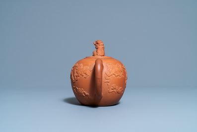 Een grote Chinese Yixing steengoed theepot met deksel, Kangxi