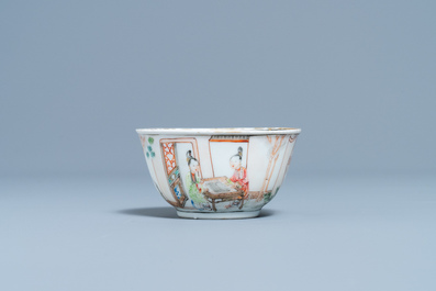Een fijne Chinese famille rose kop en schotel met 'mandarijns' decor, Yongzheng/Qianlong