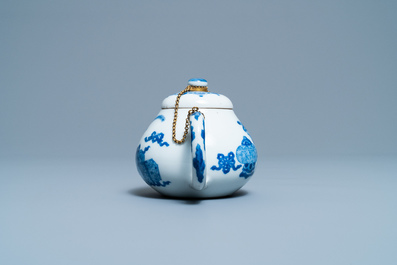 Une th&eacute;i&egrave;re couverte en porcelaine de Chine en bleu et blanc &agrave; monture dor&eacute;e, marque de Jiajing, Kangxi