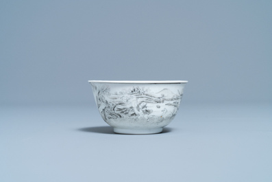 Une tasse et soucoupe en porcelaine de Chine grisaille, Yongzheng