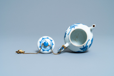 Une th&eacute;i&egrave;re couverte en porcelaine de Chine en bleu et blanc &agrave; monture dor&eacute;e, marque de Jiajing, Kangxi