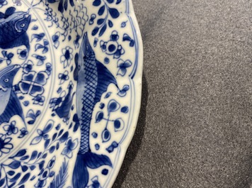 Een Chinese blauw-witte plooischotel met vissen, Kangxi