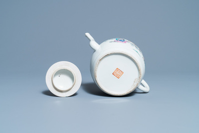 Een Chinese famille rose theepot met deksel, Guangxu merk en periode