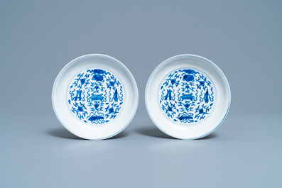 Une paire de coupes en porcelaine de Chine en bleu et blanc, marque et &eacute;poque de Kangxi