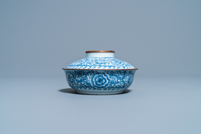A Chinese blue and white Vietnamese market 'Bleu de Hue' bowl and cover, 19th C.