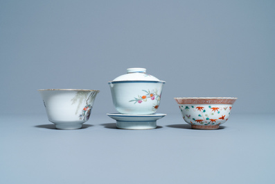 Vier Chinese famille rose theepotten, drie kommen en een theebus, 19/20e eeuw
