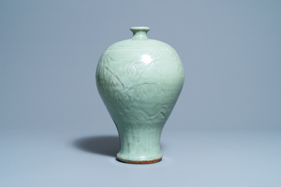 Een Chinese Longquan celadon 'meiping' vaas met reli&euml;fdecor van 'Drie vrienden van de winter', Ming