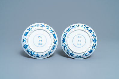 Une paire de coupes en porcelaine de Chine en bleu et blanc, marque et &eacute;poque de Kangxi