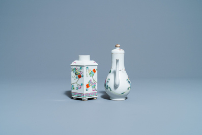 Vier Chinese famille rose theepotten, drie kommen en een theebus, 19/20e eeuw