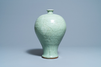 Een Chinese Longquan celadon 'meiping' vaas met reli&euml;fdecor van 'Drie vrienden van de winter', Ming