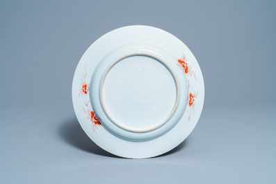 Une paire de grands plats en porcelaine de Chine famille rose, Yongzheng/Qianlong