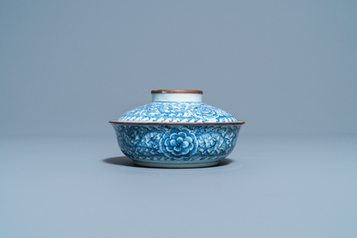 A Chinese blue and white Vietnamese market 'Bleu de Hue' bowl and cover, 19th C.