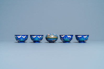 Quatre bols et une bo&icirc;te couverte en &eacute;maux de Vietnam de type Phap Lam Hue, marque Minh Mang, 1820-1841