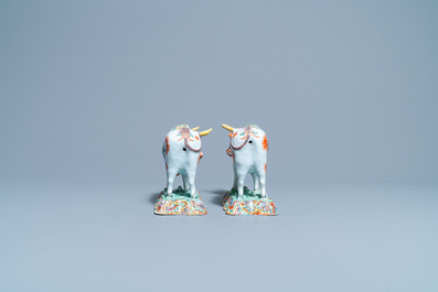 Een paar polychrome Delftse petit feu en vergulde modellen van koeien, 1e helft 18e eeuw