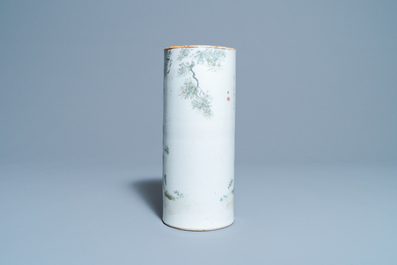 A Chinese qianjiang cai hat stand, Qianlong mark, 19/20th C.