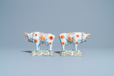 Een paar polychrome Delftse petit feu en vergulde modellen van koeien, 1e helft 18e eeuw