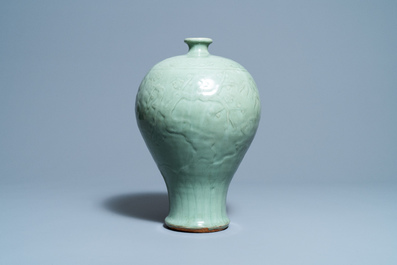 Een Chinese Longquan celadon 'meiping' vaas met reli&euml;fdecor van 'Drie vrienden van de winter', Ming