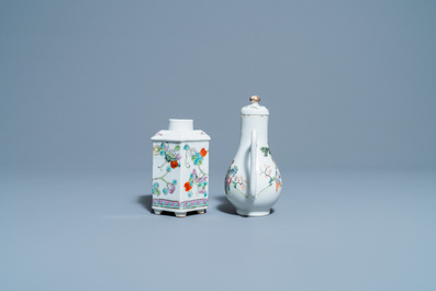 Vier Chinese famille rose theepotten, drie kommen en een theebus, 19/20e eeuw