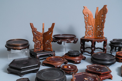 Une collection vari&eacute;e de ca. 50 socles en bois sculpt&eacute;, Chine, 19/20&egrave;me