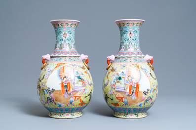 Une paire de vases en porcelaine de Chine famille rose, marque de Qianlong, R&eacute;publique