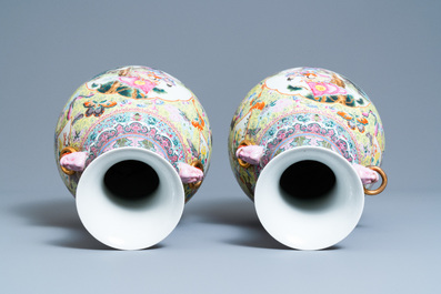 Une paire de vases en porcelaine de Chine famille rose, marque de Qianlong, R&eacute;publique