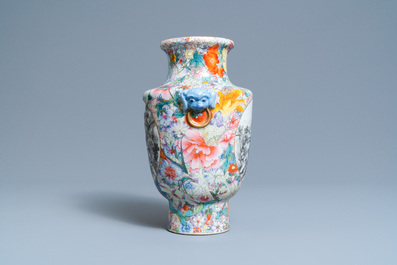 Een Chinese famille rose millefleurs vaas met grisaille landschapspanelen, Qianlong merk, Republiek