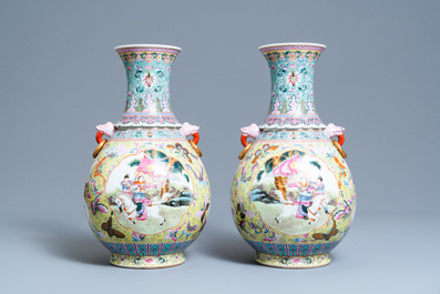 Une paire de vases en porcelaine de Chine famille rose, marque de Qianlong, R&eacute;publique