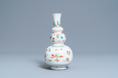 Un vase de forme double gourde en porcelaine de Chine famille verte, Kangxi