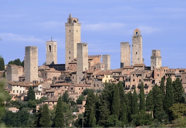 A large Italian maiolica dish with a view on San Gimignano, Deruta, 16/17th C.