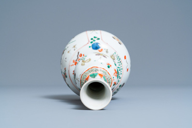 Un vase de forme double gourde en porcelaine de Chine famille verte, Kangxi