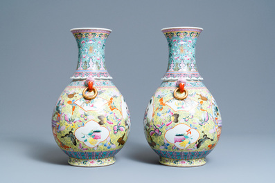 Une paire de vases en porcelaine de Chine famille rose, marque de Qianlong, R&eacute;publique
