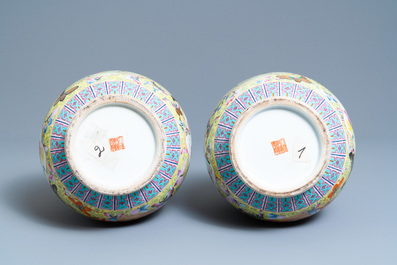 Une paire de vases en porcelaine de Chine famille rose, marque de Qianlong, R&eacute;publique