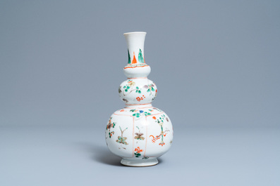 Un vase de forme double gourde en porcelaine de Chine famille verte, Kangxi