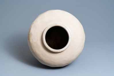 Een grote Chinese monochrome bolle vaas met cr&egrave;mekleurig glazuur, 18/19e eeuw
