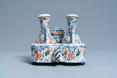 A Dutch Delft cashmere palette cruet set and shaker on stand, 1st quarter 18th C.