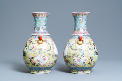 Une paire de vases en porcelaine de Chine famille rose, marque de Qianlong, R&eacute;publique