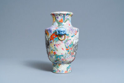 Een Chinese famille rose millefleurs vaas met grisaille landschapspanelen, Qianlong merk, Republiek